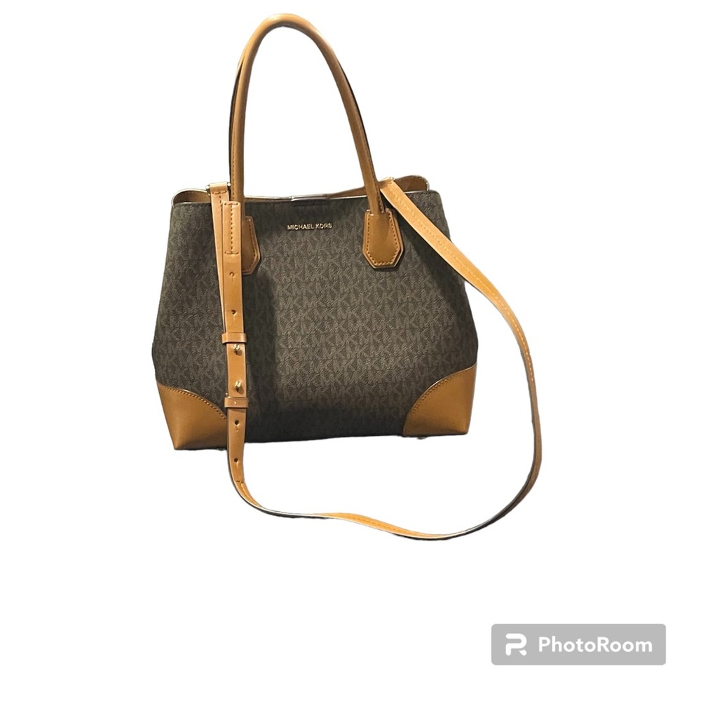 Michael Kors LIKE NEW Elegant Professional Satchel Purse with snap closure.